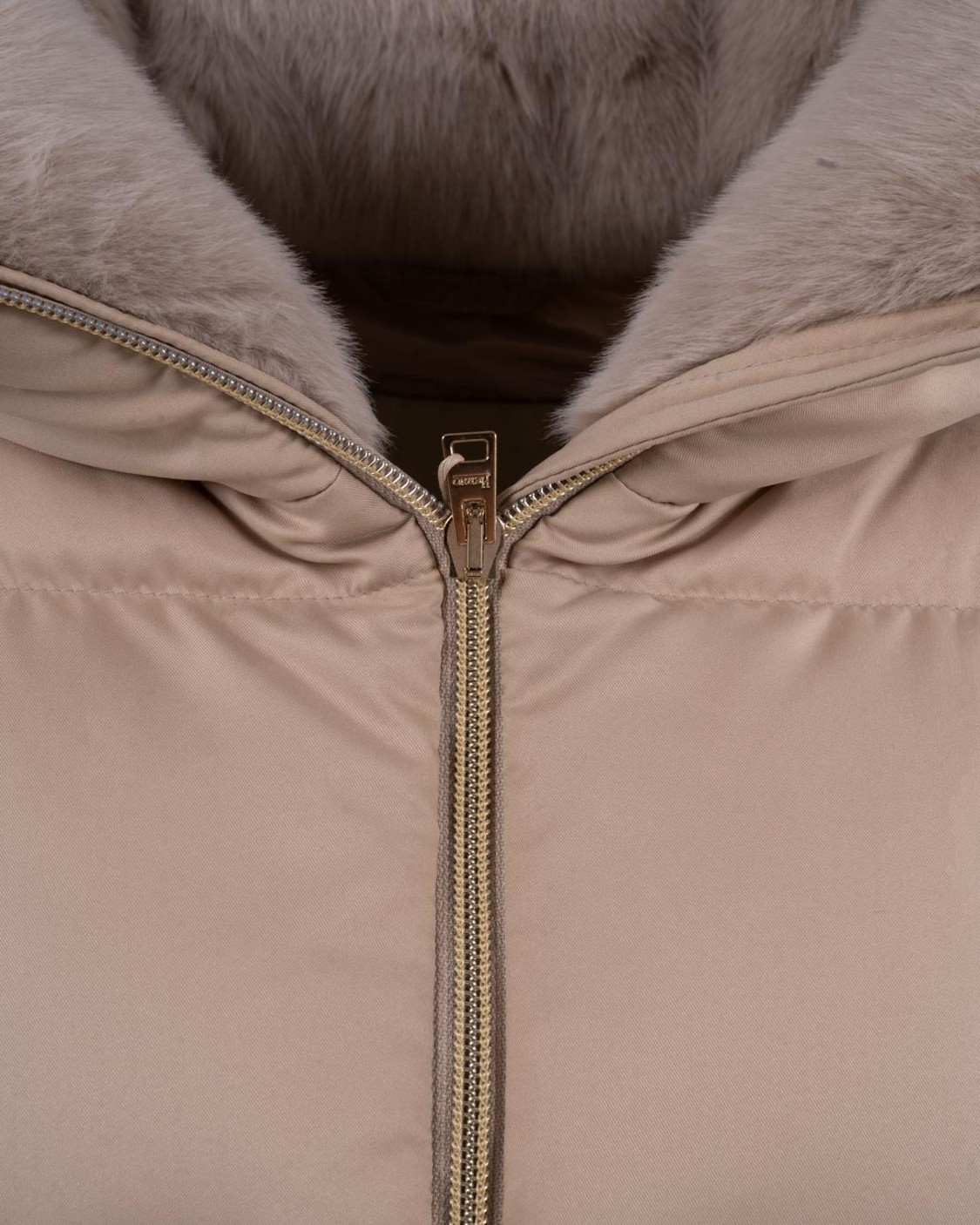 shop HERNO  Piumino: Herno piumino trapuntato dal taglio dritto.
Collo risvoltato in pelliccia sintetica.
Chiusura con doppia zip.
Due tasche laterali a filetto con cerniera.
Patch in metallo con logo del brand sul retro.
Polsini regolabili con cinturino.
Composizione: 100% poliestere
Colletto: 100% poliestere
Fodera principale: 100% poliammide
Rifinitura: 60% poliuretano 40% viscosa
Imbottitura (piuma): 80% piumino 20% piume.
Prodotto in Romania.. PI002141D 12414Z-1980 number 5234961